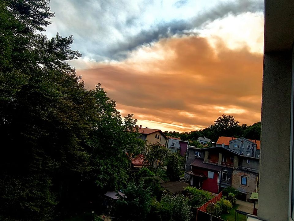 Kouř z požáru v Česku zahalil oblohu mnoha lokalit v kraji