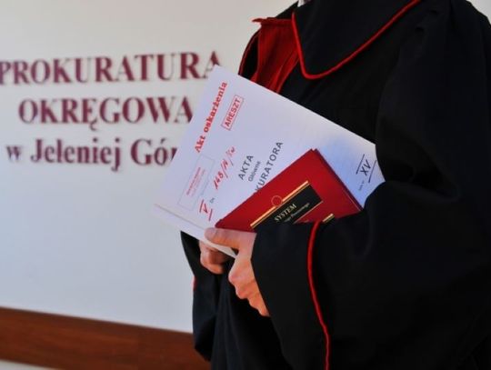 70-latek groził ratownikom nożem. Decyzją sądu mężczyzna trafił do aresztu