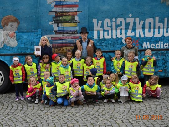 Akademicy na spotkaniu w Książkobusie