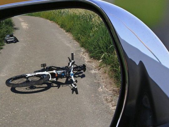 Aktualizacja. Potrącił rowerzystkę. Nie wezwał pomocy, a poszkodowaną ukrył w polu