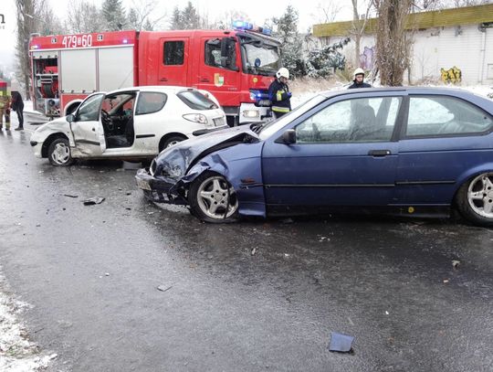 Aktualizacja. Zderzenie aut w Olszynie