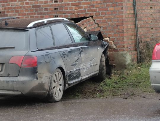 Audi wybiło dziurę w ścianie stodoły