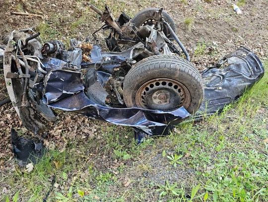 Audi wypadło z drogi i uderzyło w drzewo, z auta wyrwało silnik