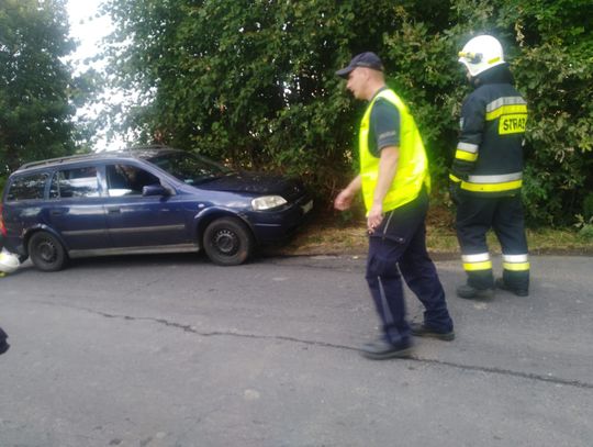 Auto kobiety w ciąży zepchnięte z drogi