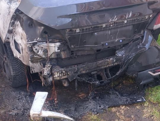 Auto spłonęło na Wczasowej. Właściciel mówi o podpaleniu