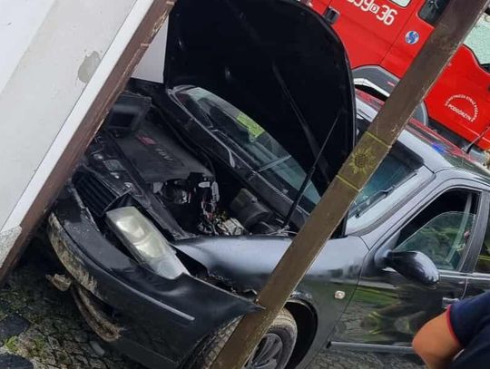 Auto stoczyło się ze skarpy wprost w drzwi kościoła