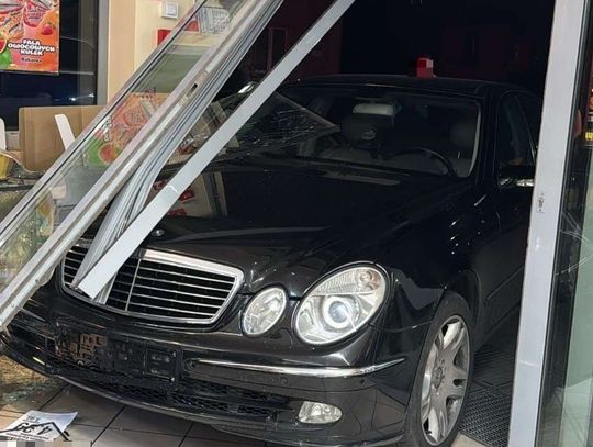 Auto wbiło się w sklep Dino tuż przed zamknięciem. Wiemy, co się stało