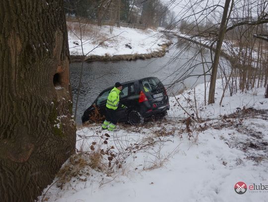 Auto wpadło do Kwisy