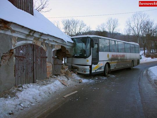 Autobus kursowy wbił się w remizę