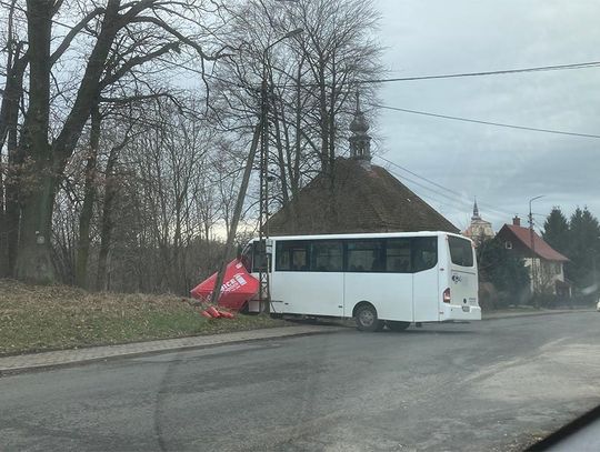 Autobus widmo przejechał skrzyżowanie i wbił się w namiot z gaśnicami