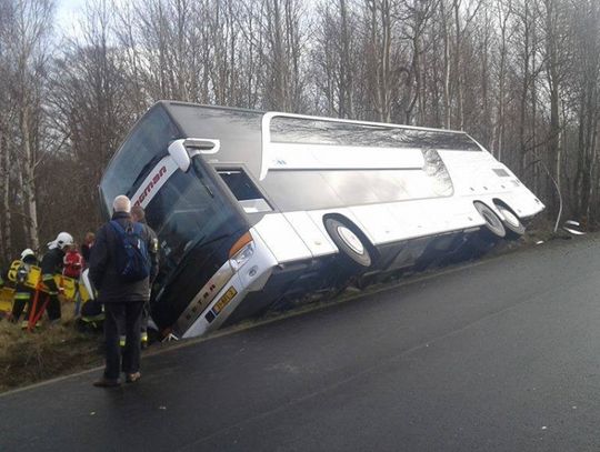 Autobus z 54 pasażerami wypadł z drogi