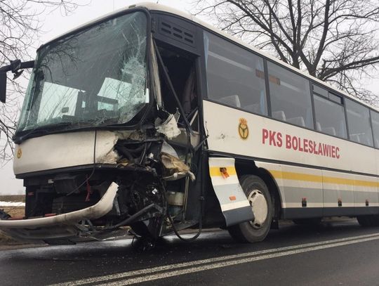 Autobus zderzył się z ciężarówką