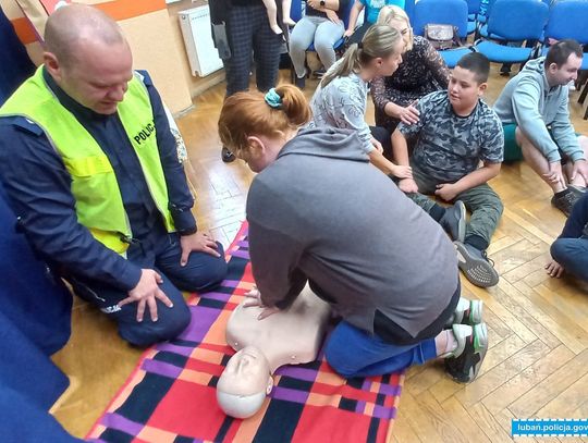 Bezpieczna droga do szkoły. Policjanci i strażacy edukują najmłodszych