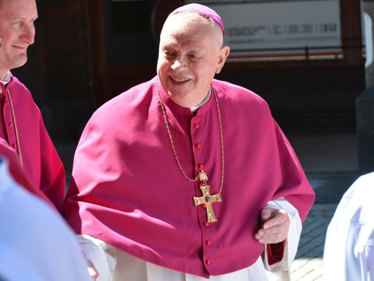 Biskup legnicki składa rezygnację, w tle zaniedbania wobec przestępstw seksualnych