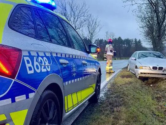 BMW na lubańskich tablicach wypadło z drogi. Policja ustala, kto siedział za kierownicą