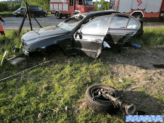 BMW wylądowało w ogródku. 20-latek spieszył się do domu