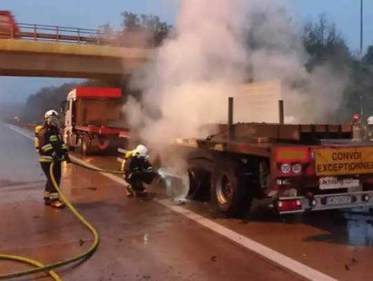 Bolesławiec. Pożar ciężarówki na A4, są utrudnienia w ruchu