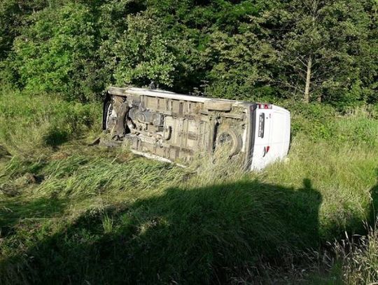 Bus dachował na DK 30