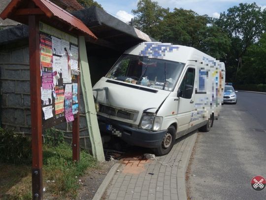 Bus uderzył w przystanek autobusowy