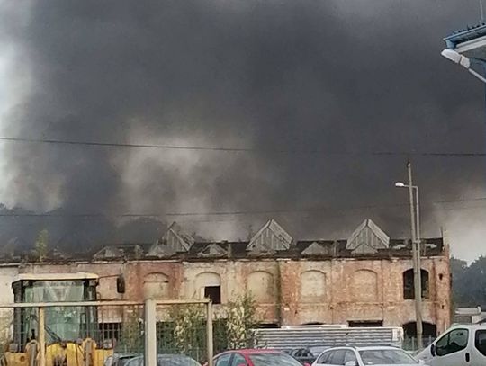 Chmura czarnego dymu nad Lubaniem