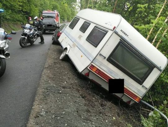 Ciągnął autem naczepę kempingową. Był kompletnie pijany