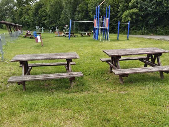 Ciało mężczyzny znalezione na ławkach przy boisku piłkarskim