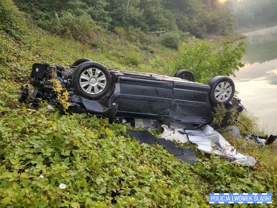 Citroen spadł ze skarpy i zatrzymał się nad taflą Jeziora Pilchowickiego