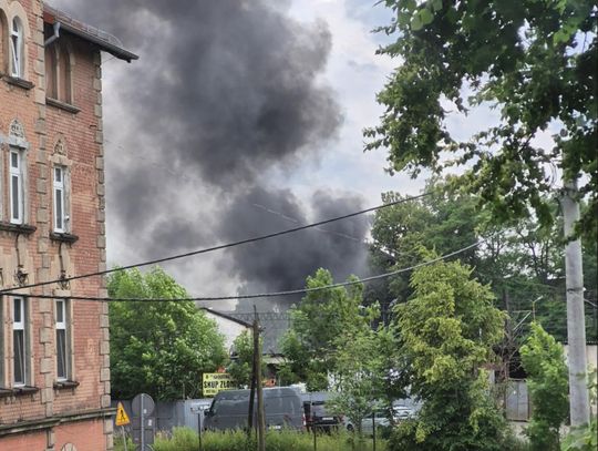 Czarne kłęby dymu nad dworcem kolejowym