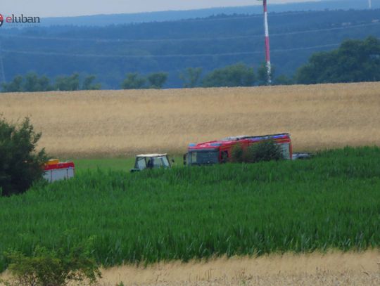 Czarny dym unoszący się nad polami i alarmujące zgłoszenie