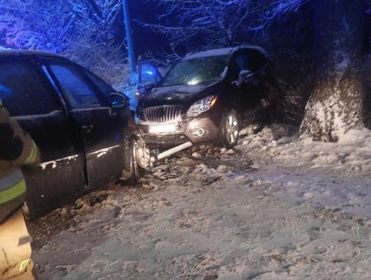 Aktualizacja. Czołowe zderzenie na DW361. Droga zablokowana