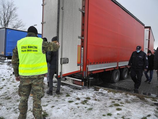Czterech Marokańczyków podróżowało w naczepie tira. Zostali zatrzymani