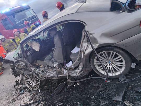 Cztery osoby trafiły do szpitali po czołowym zderzeniu BMW z Oplem