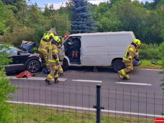 Cztery osoby z poważnymi obrażeniami. Czołówka na DW297 w Pławnej Dolnej