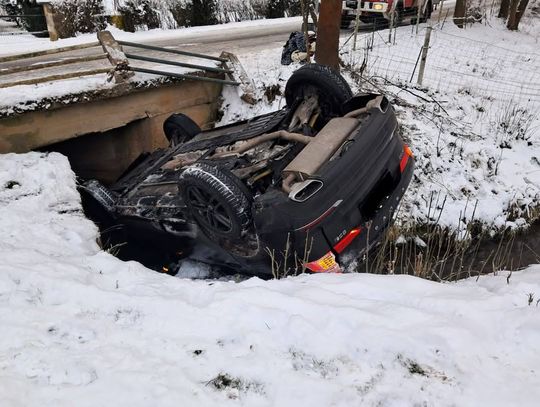 Dachowanie w Pławnej Górnej – auto wpadło do strumyka