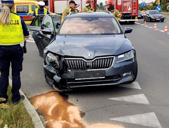 Dacia przewróciła się po zderzeniu na skrzyżowaniu. To kolejne zdarzenie w tym miejscu
