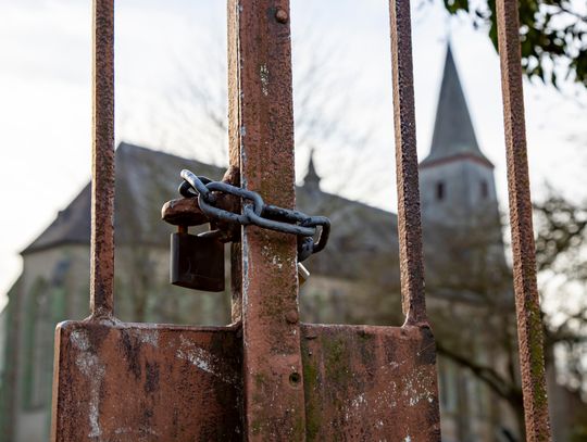Diecezja ma zapłacić blisko milion złotych skrzywdzonym przez pedofila z Ruszowa