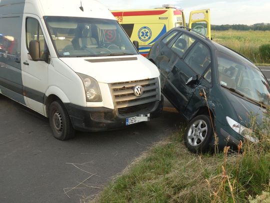 DK 30. Zderzenie busa z osobówką