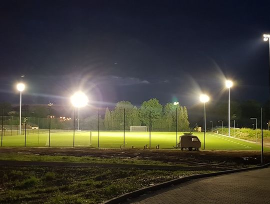 Dlaczego oświetlenie boiska nie jest wyłączane na noc?