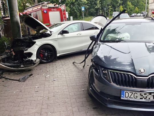 Doprowadził do zderzenia, oba auta wpadły na chodnik