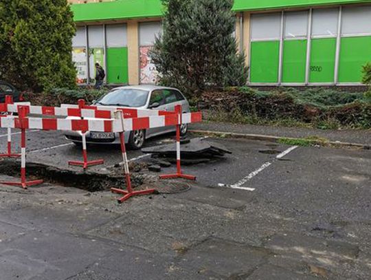 Droga i parking zamknięty a informacji brak