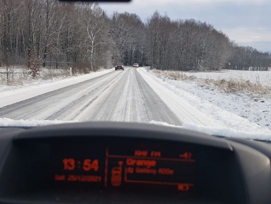 Drogowcy zaskoczyli kierowców! Odpowiedź DSDiK w sprawie lodowiska na drogach