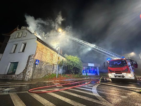 Duży pożar w centrum Nowogrodźca. Spłonął dach kamienicy