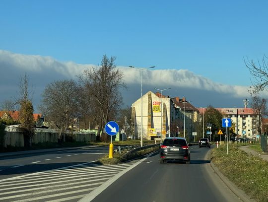 Dwa światy na niebie. Słońce i chmury nad regionem