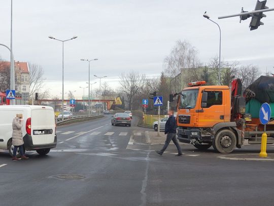 Dwie kolizje na sąsiednich skrzyżowaniach 