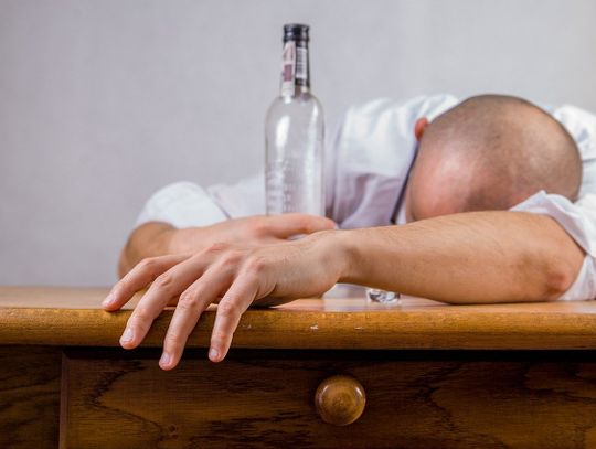 Dzień bez "małpki" dniem straconym - sprawdź czy masz problem alkoholowy