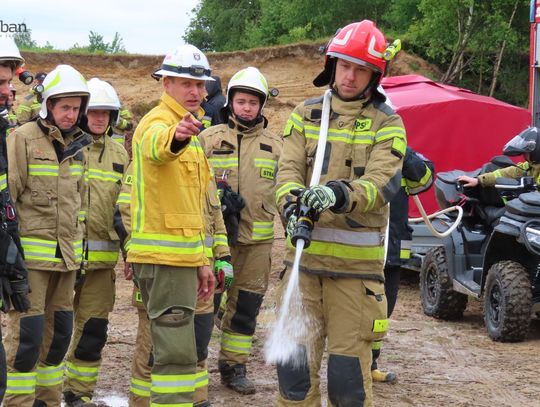 Gaszenie pożarów bez hydrantu. Praktyczne szkolenie strażaków w Leśnej