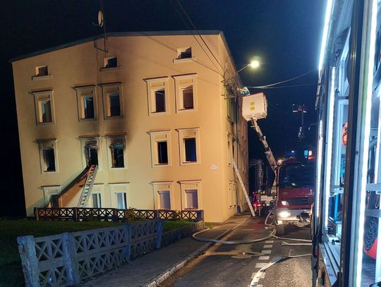 Groźny pożar budynku wielorodzinnego w Mirsku, dziesięć osób trafiło do szpitala