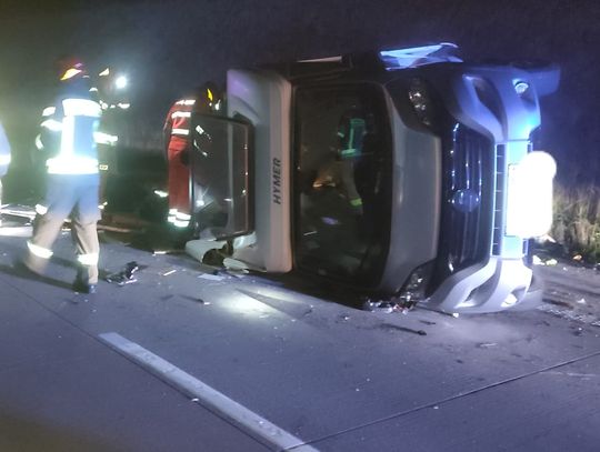 Groźny wypadek na A4. Rozbity kamper leży na autostradzie