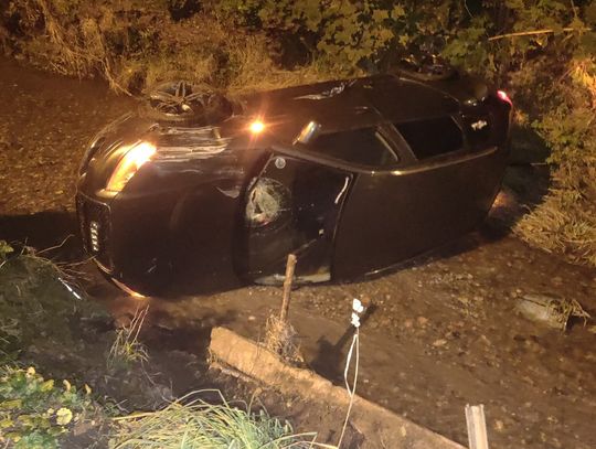 Groźny wypadek w Lwówku Śląskim. Auto wpadło do potoku