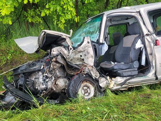 Czołówka na łuku drogi. Jedna osoba w ciężkim stanie